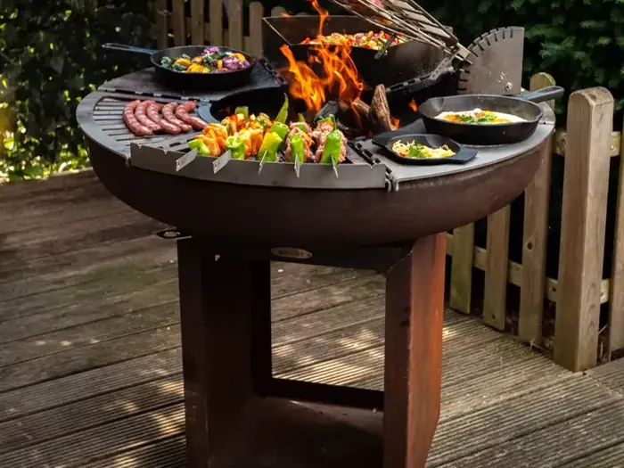 Remundi Modulgrill mit Grillmodulen, Pfannen und Spießen im Abendlicht